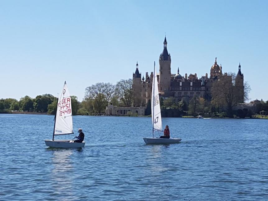Johann und Vreda Quandt auf dem Weg zum Regattagebiet